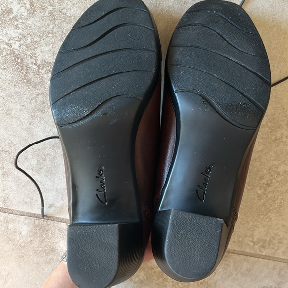 Like new Clarks Bendables Womens Size 8M Lace-up Brown Leather Oxford Heels - Picture 5 of 8